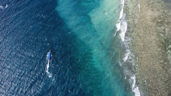 Foto aérea vista superior de un avión no tripulado volador de un bote de cola larga con turistas en el Océano Índico en Tailandia . —  Fotos de Stock