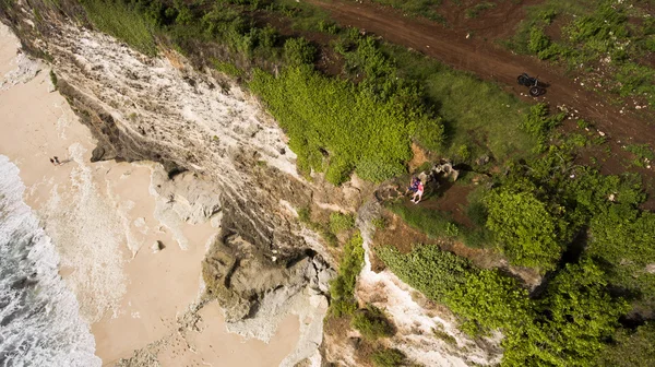 Luchtfoto van het bovenaanzicht van het gedreun van een liefdevol paar jonge vliegen zijn genieten van verbazingwekkende landschap van Indische Oceaan — Stockfoto