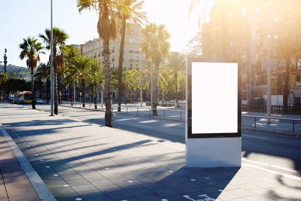 Leeg bord met kopie ruimte voor uw SMS-bericht of inhoud, openbare informatiebord op de achtergrond van de oude stad, — Stockfoto