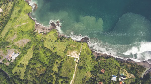 Foto aérea de drones vista superior de las olas del Océano Índico se encuentran o ocurren con una gran playa de arena blanca . —  Fotos de Stock