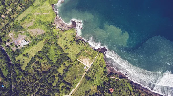 Foto aérea de drones vista superior de las olas del Océano Índico se encuentran o ocurren con una gran playa de arena blanca . —  Fotos de Stock