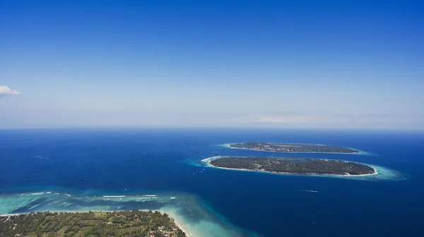 Foto aérea de dron de impresionante mar de colores con agua cristalina. Increíblemente hermoso grupo de islas rodeadas por el océano Índico azul . — Foto de Stock