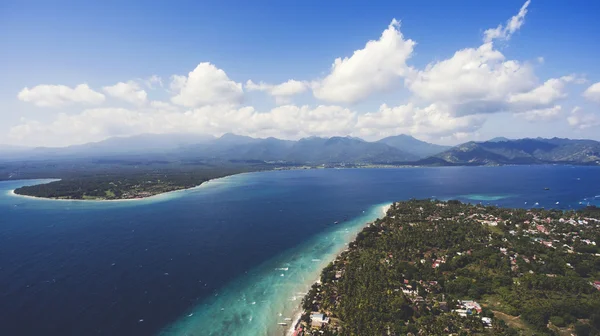 Foto aérea de drone del archipiélago de tres pequeñas islas con nombre Gili, destino popular para los turistas . — Foto de Stock