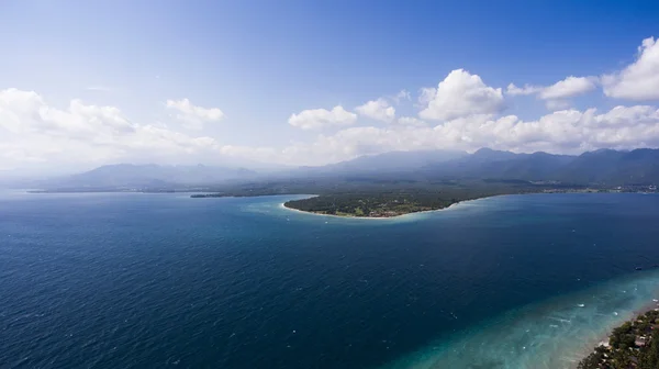 Vue depuis le cockpit de l'avion de petite côte sous-développée avec un beau fond de corail, endroit idéal pour la plongée avec tuba et des leçons de plongée . — Photo