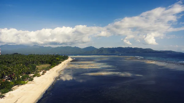 Drone aéreo foto de belo litoral cercado por uma paisagem tropical e montanhas da selva . — Fotografia de Stock