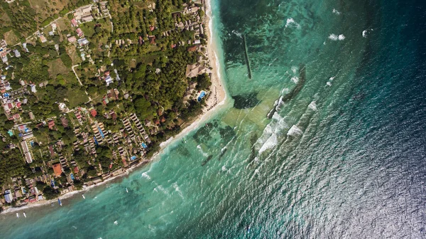 Vista superior de la foto aérea de avión no tripulado volador de una hermosa isla asiática con plantas verdes y el increíble mar de color azul con olas —  Fotos de Stock