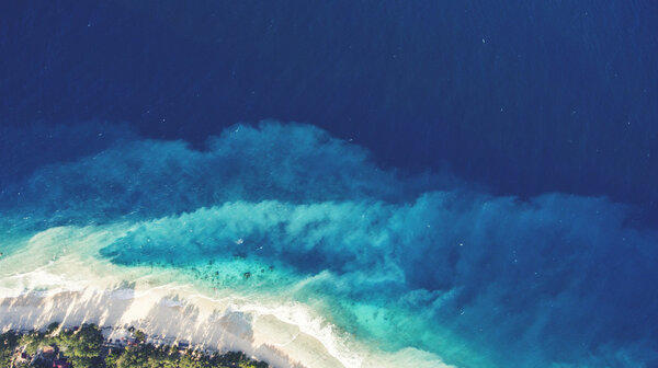 Фотография фантастически потрясающего морского побережья с идеальным песком и кристально чистой водой в тысячах оттенков синего
