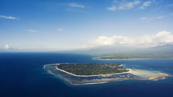 Letecká dron fotografie souostroví tří malých ostrovů s názvem Gili, oblíbenou destinací pro turisty. — Stock fotografie