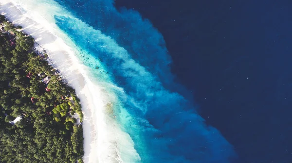 Vista superior drone aéreo foto de intocada, deserta, pó-branco litoral arenoso com água cristalina . — Fotografia de Stock