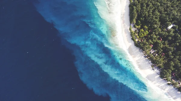 Draufsicht Luftbild Drohne Foto von atemberaubenden farbigen Strand mit kristallklarem Wasser. unglaublich schöner blauer Ozean trifft auf puderweiße Meeresküste — Stockfoto