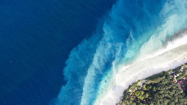 Фото одного из самых красивых пляжей в мире, невероятно красивой голубой воды на берегу моря
