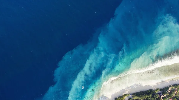 Widok z góry zdjęcie lotnicze drone Virgin Islands National Park z niewiarygodnie piękny pobrzeże. Aksamitne piaszczystej plaży i szokujące niebieski woda — Zdjęcie stockowe