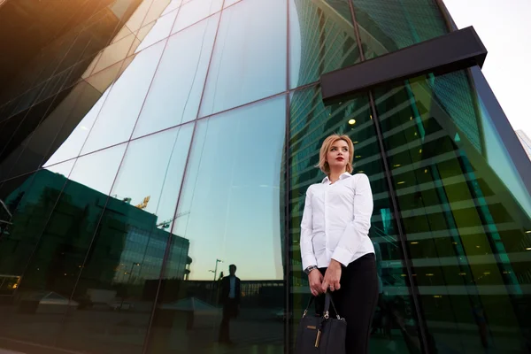 Kadın girişimci açık havada, reklam metin mesajı veya promosyon içeriği için şirket kopya alanı yakınında duruyor — Stok fotoğraf