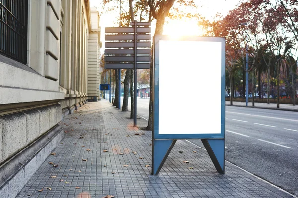 genel bilgi tahtada city road, flare güneş ışığı. Kentsel ayarı kenarda boş Lightbox 