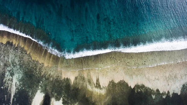 Top view aerial photo from flying drone of an amazingly beautiful sea with turquoise water and calm waves. — Stock Image Top view aerial photo from flying drone of an amazingly beautiful sea with turquoise water and calm waves. Stock Image