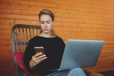 Neşeli kadın serbest meslek