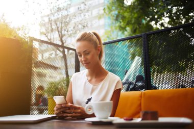 Genç işkadını e-postayı denetleme 