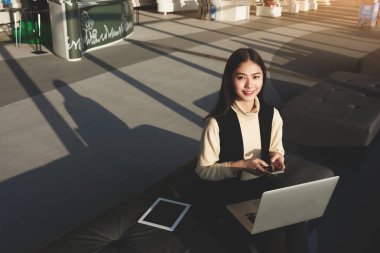 Japon kadın başarılı freelancer
