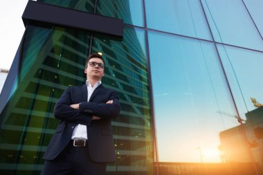 takım elbise giymiş başarılı adam girişimci 