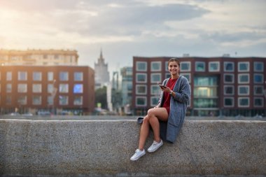Güzel kadın turist ile hareket eden telefon
