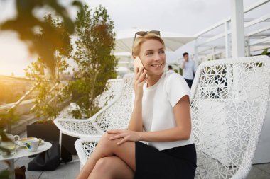 Mutlu kadın birisi için gülümsüyor