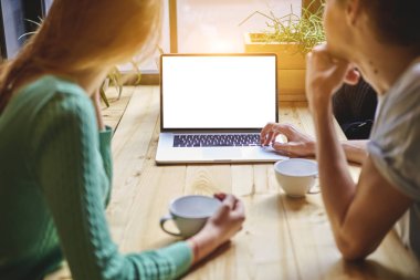 İki kişi video izliyor 