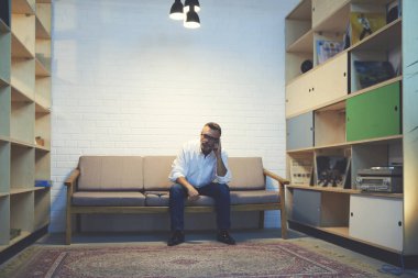 Olgun işadamı kopya alanı seyir