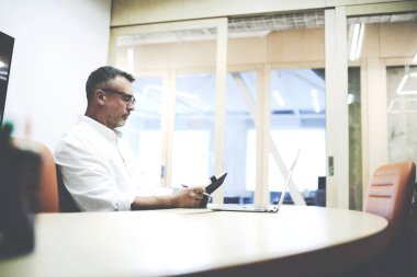 Projede çalışan iş adamı