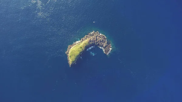 Isla tropical con plantas verdes en el Océano Índico — Foto de Stock
