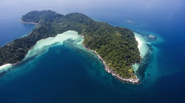 Zelený ostrov s tropickou plats — Stock fotografie