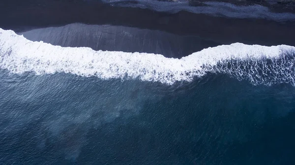 Spiaggia di sabbia nera vulcanica e belle onde — Foto Stock