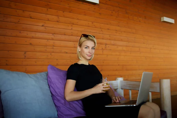 Affärskvinna som sitter med net-bok — Stockfoto