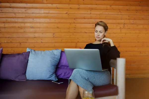 Mujer freelancer alegre —  Fotos de Stock