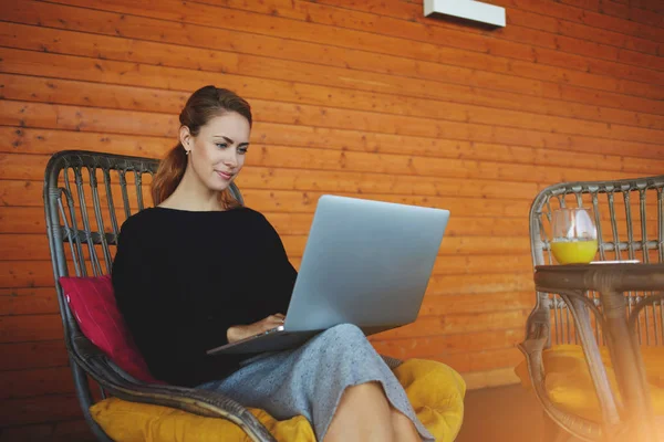 Freelancer feminino alegre — Fotografia de Stock