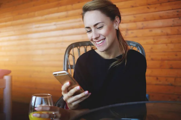 Fille heureuse avec téléphone mobile — Photo