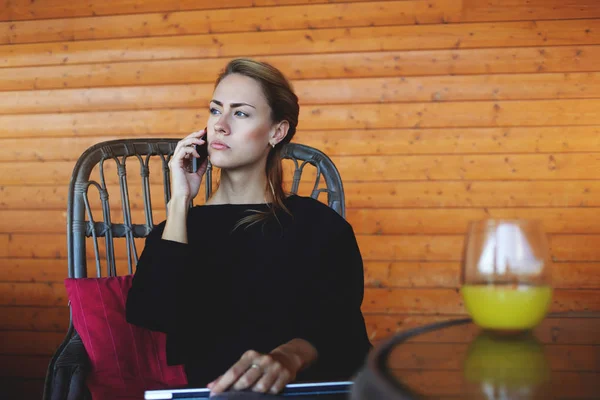 Femme entrepreneur appelle sur le téléphone mobile — Photo