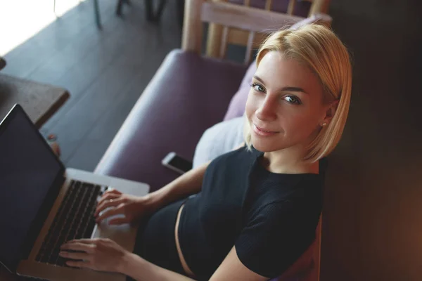 Freelancer femenina está utilizando ordenador portátil —  Fotos de Stock