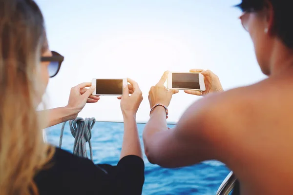 Jonge man en vrouw reizigers — Stockfoto