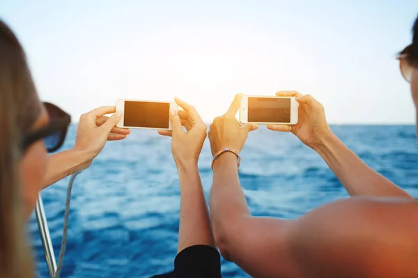 Jonge man en vrouw reizigers — Stockfoto