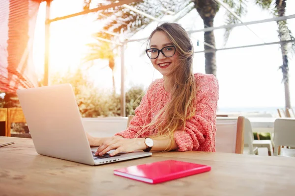 Freelancer feliz enquanto sentado com net-book — Fotografia de Stock