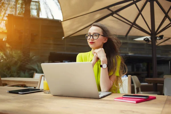 Gelukkig freelancer zittend met net-boek — Stockfoto