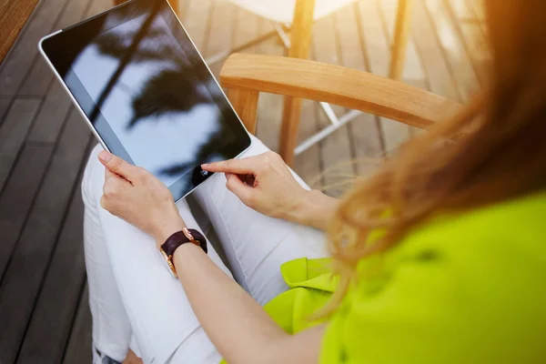 Chica hipster está sosteniendo tableta digital — Foto de Stock