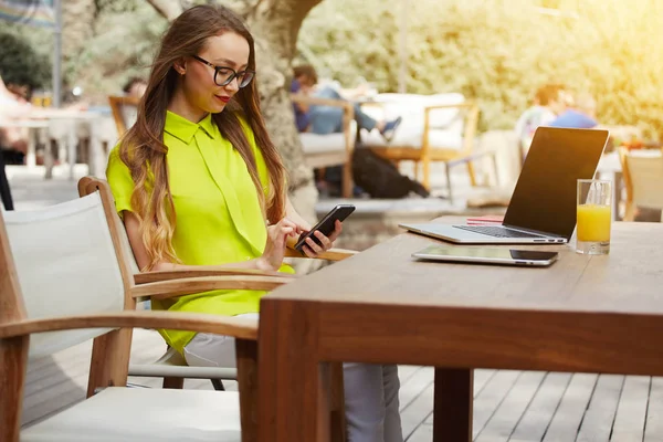 Joven mujer de negocios está comprobando el correo electrónico — Foto de Stock