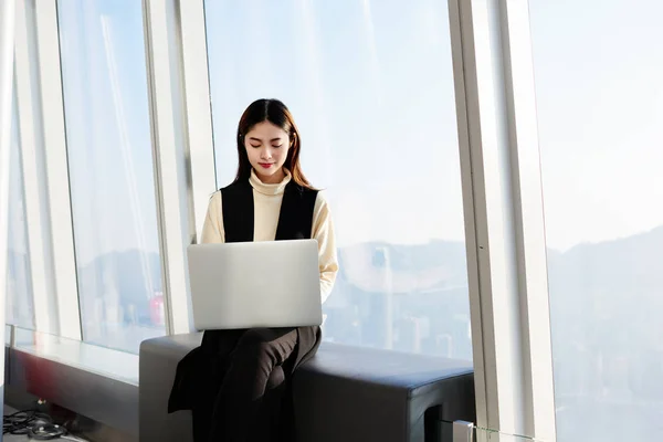 Joven asiático mujer de negocios —  Fotos de Stock