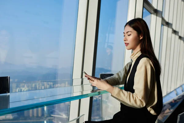 Mujer japonesa exitosa freelancer —  Fotos de Stock