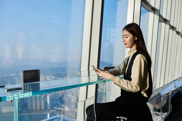 Mujer japonesa exitosa freelancer — Foto de Stock