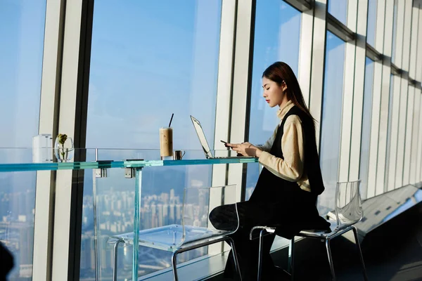 Joven asiático mujer de negocios — Foto de Stock