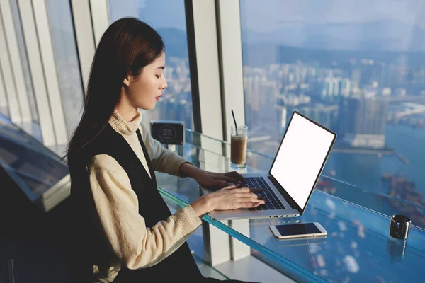 Affärskvinna keyboarding på laptop — Stockfoto