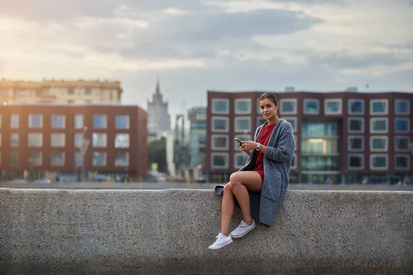 Fille avec téléphone portable — Photo