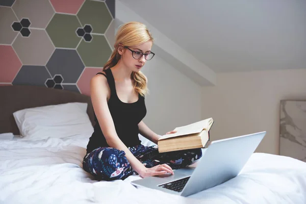 Slimme student is het lezen van boek — Stockfoto